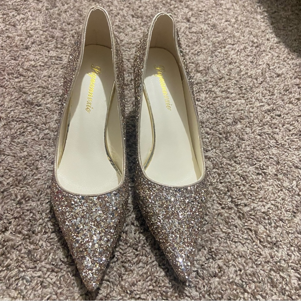 Glitter Heels in Gold- brand new. Only worn to try on.